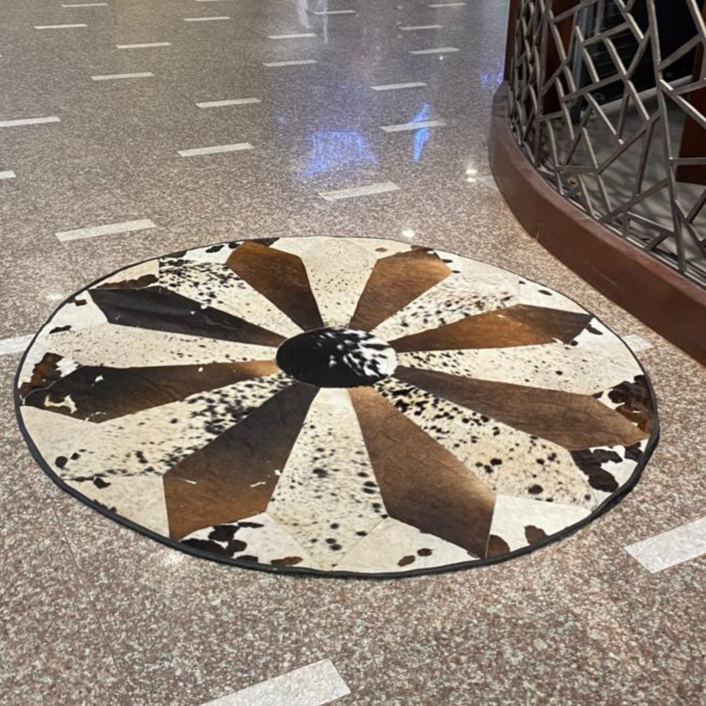 Brown & White Round Cowhide Rug – 5x5