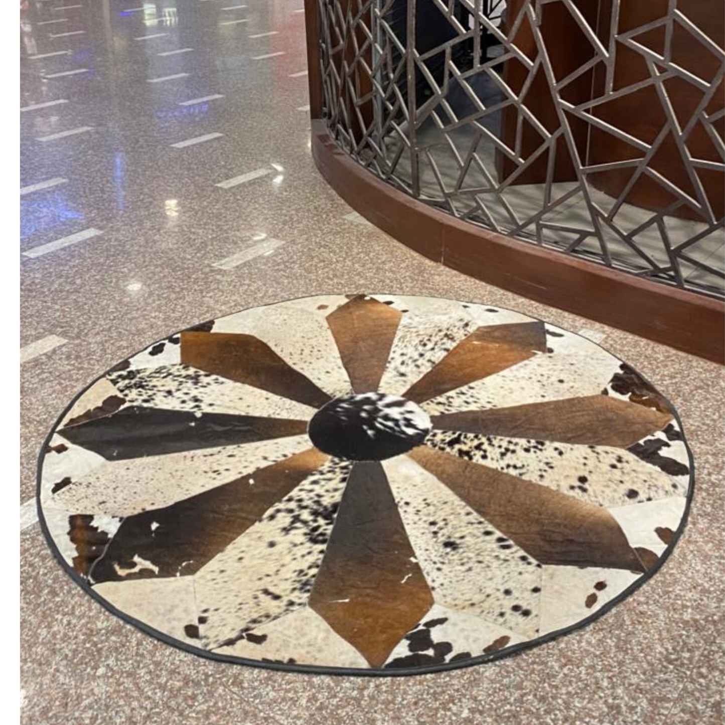 Brown & White Round Cowhide Rug – 5x5