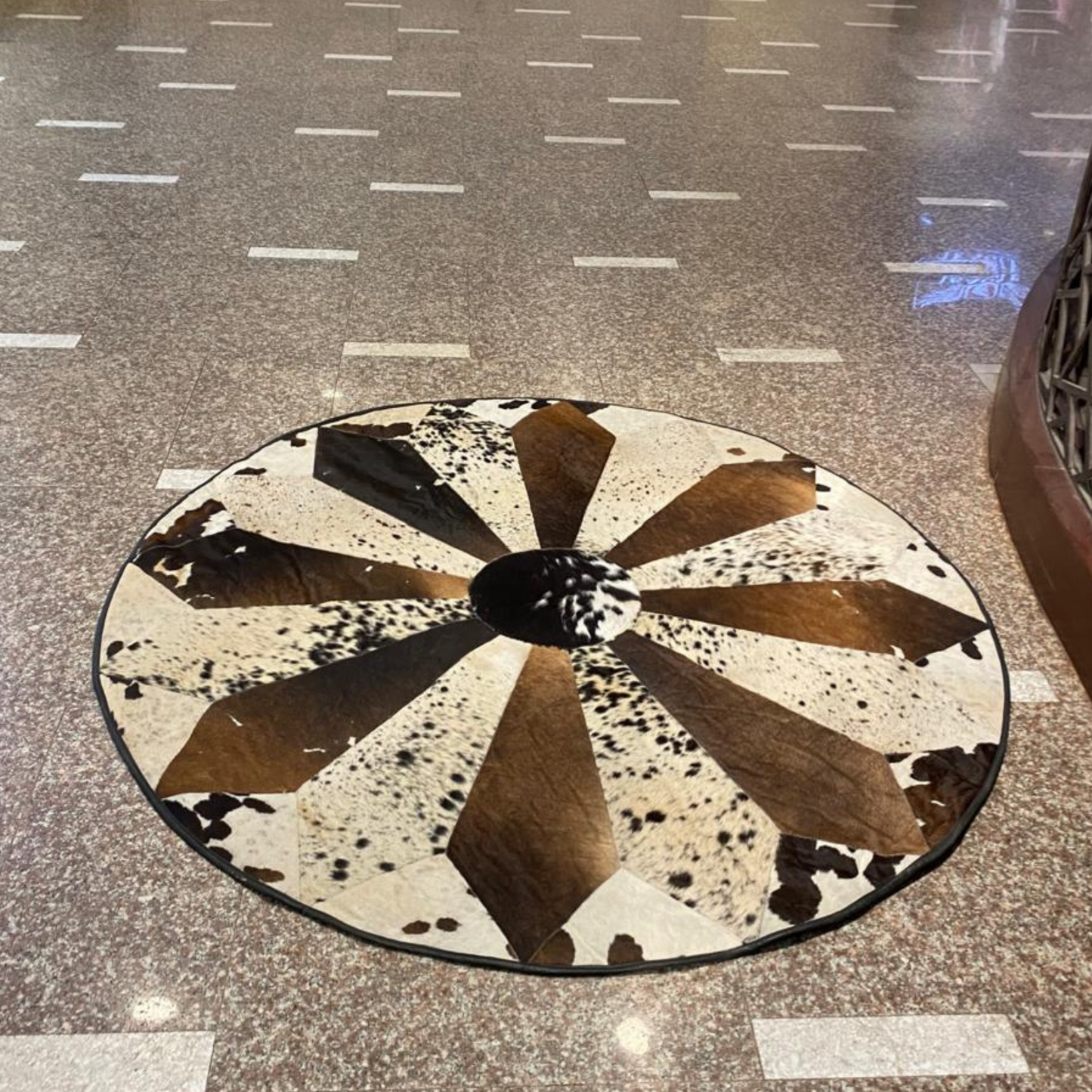Brown & White Round Cowhide Rug – 5x5