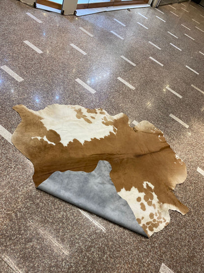 Cowaura Tanora – Tan & White Cowhide Rug