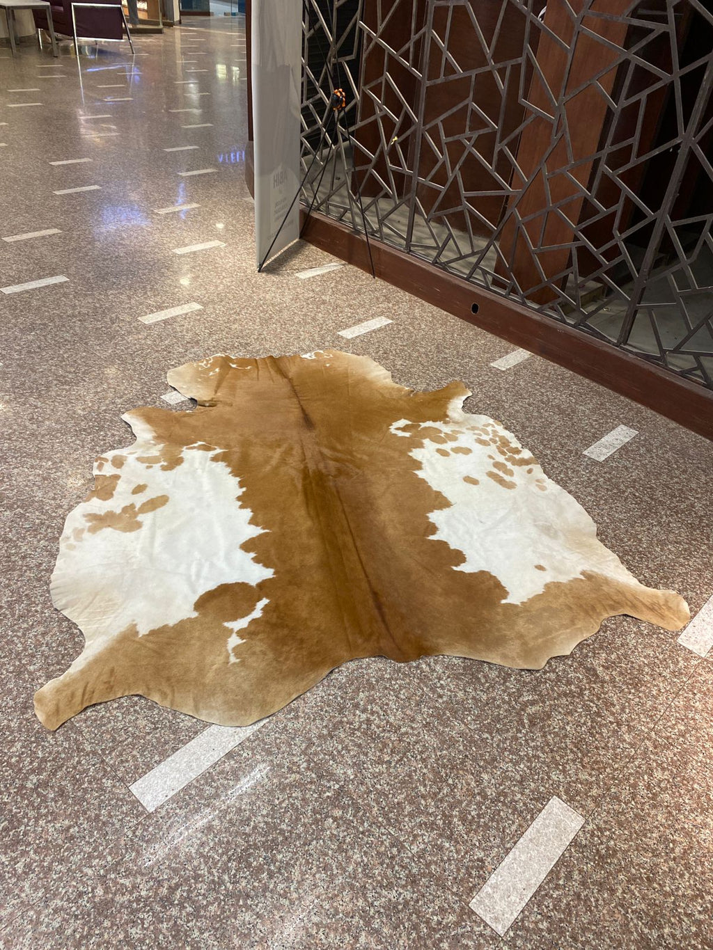 Cowaura Tanora – Tan & White Cowhide Rug