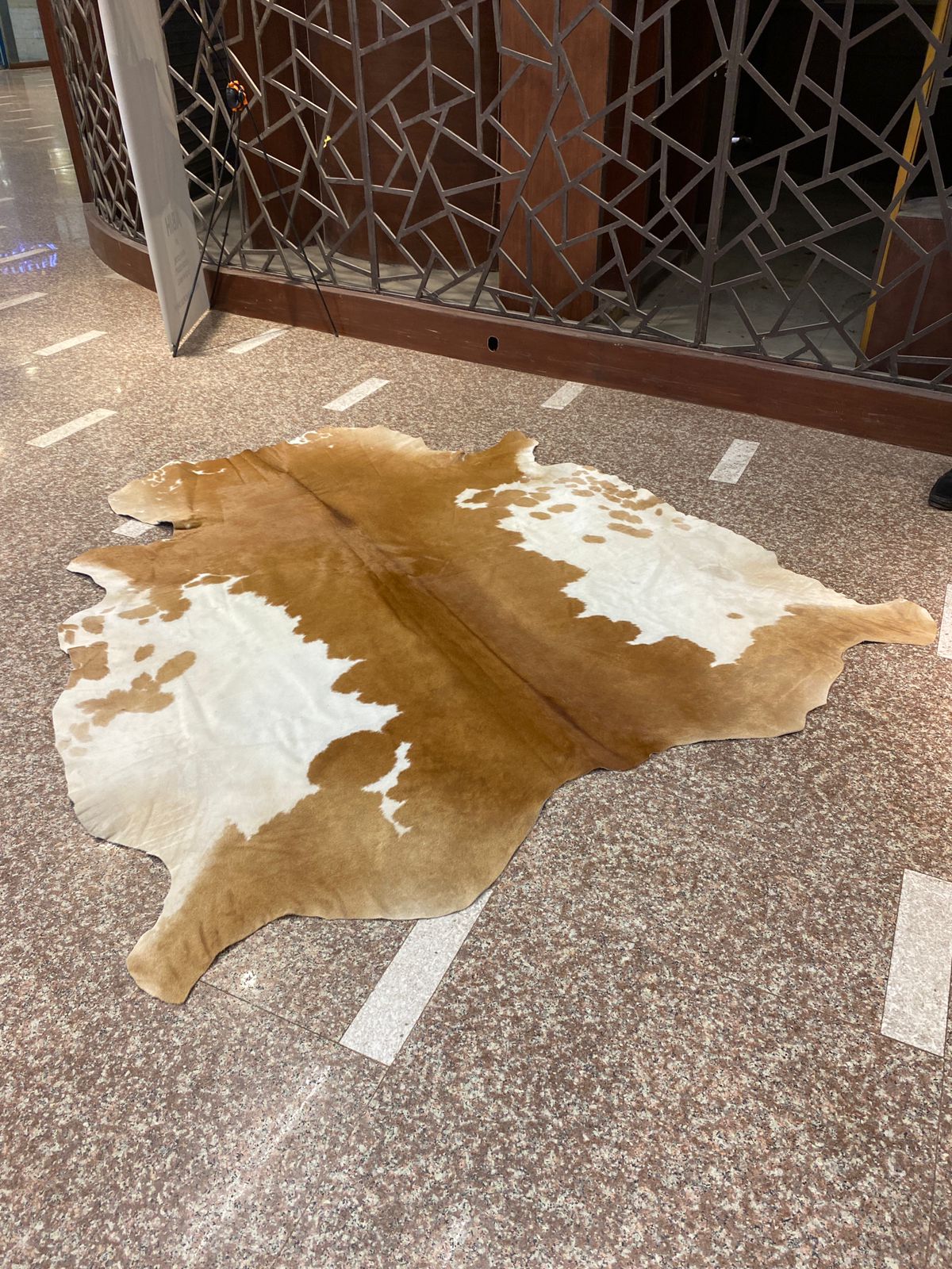 Cowaura Tanora – Tan & White Cowhide Rug