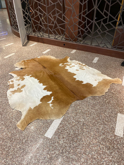 Cowaura Tanora – Tan & White Cowhide Rug