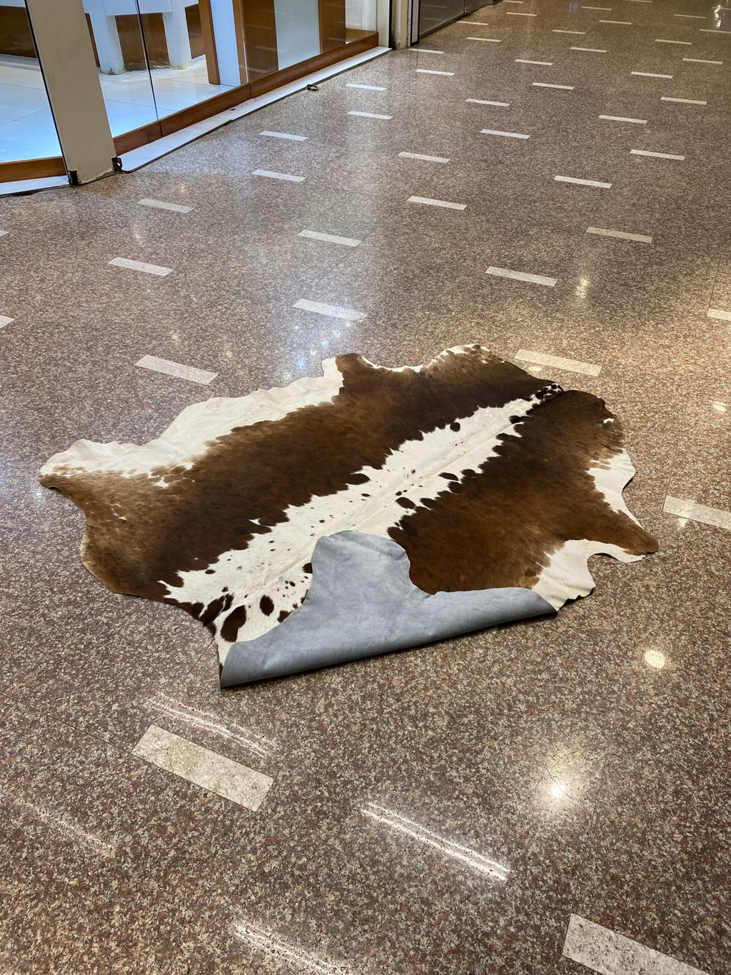 Cowaura Brón – Brown & White Cowhide Rug