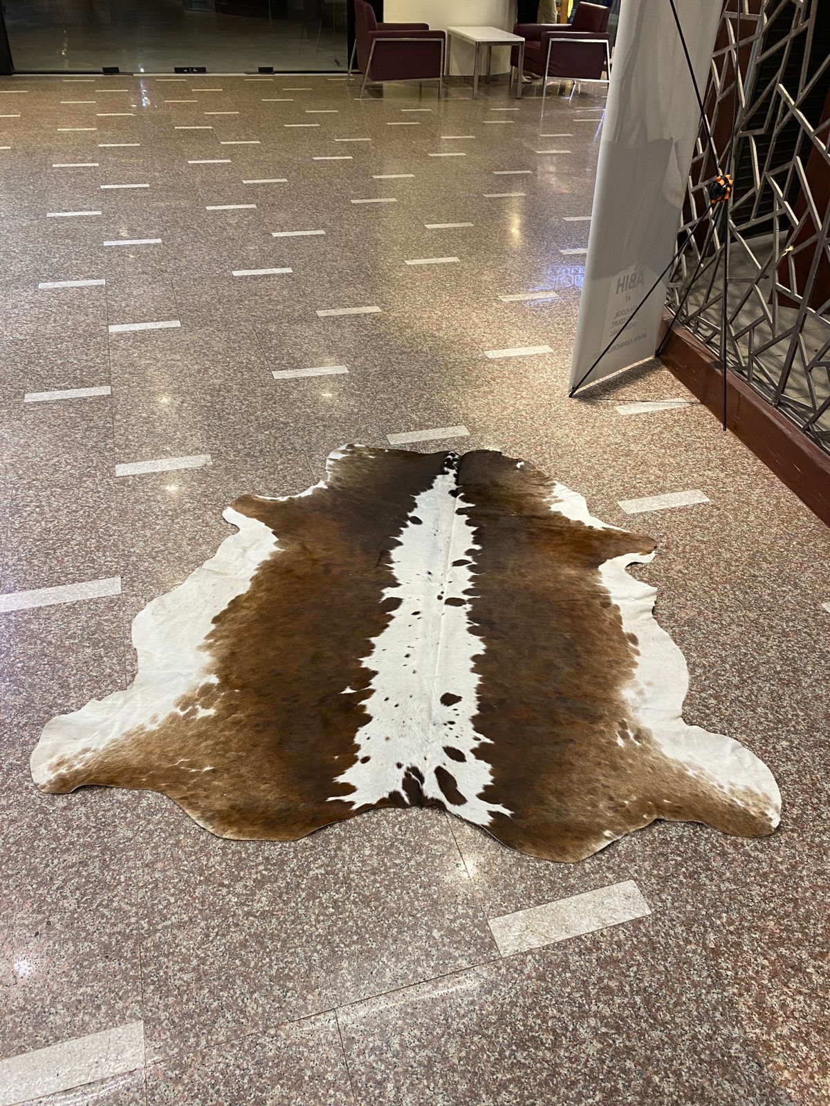 Cowaura Brón – Brown & White Cowhide Rug