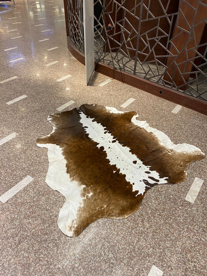 Cowaura Brón – Brown & White Cowhide Rug