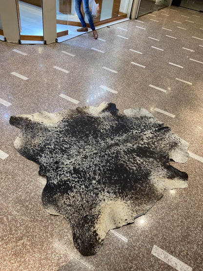 Cowaura Noir – Black & White Cowhide Rug