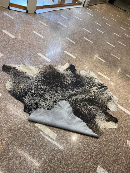 Cowaura Noir – Black & White Cowhide Rug