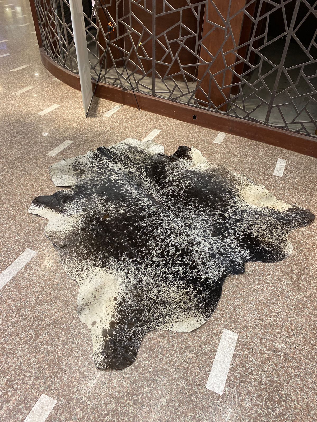 Cowaura Noir – Black & White Cowhide Rug