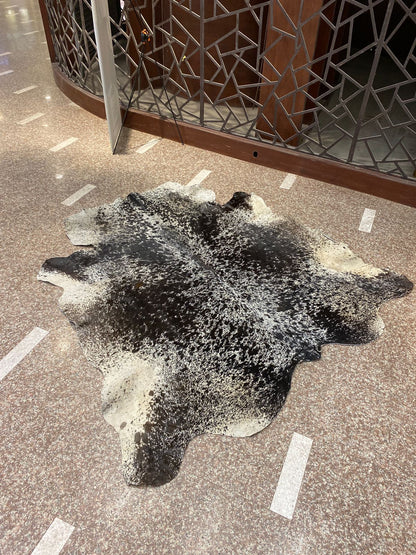 Cowaura Noir – Black & White Cowhide Rug