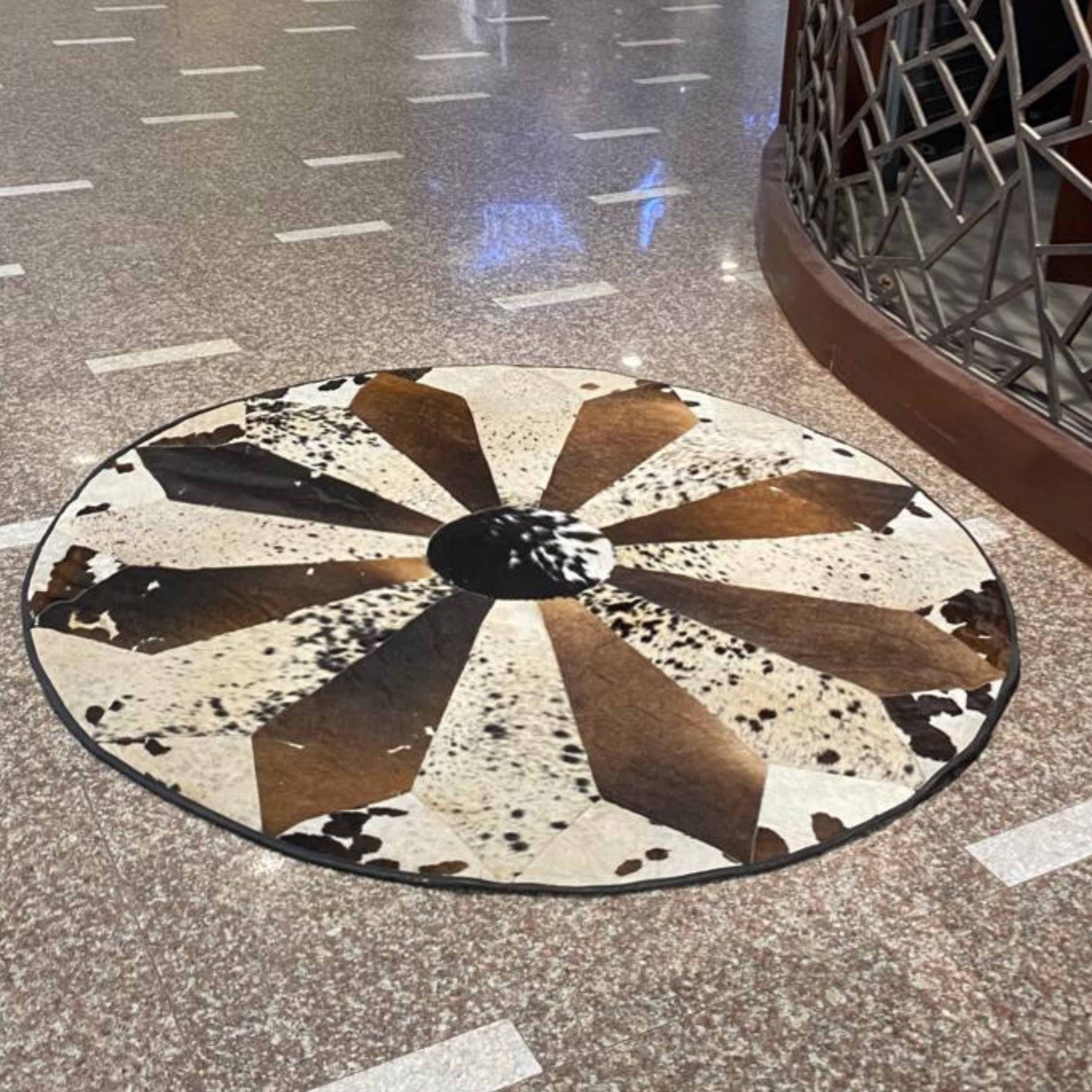 Brown & White Round Cowhide Rug – 5x5