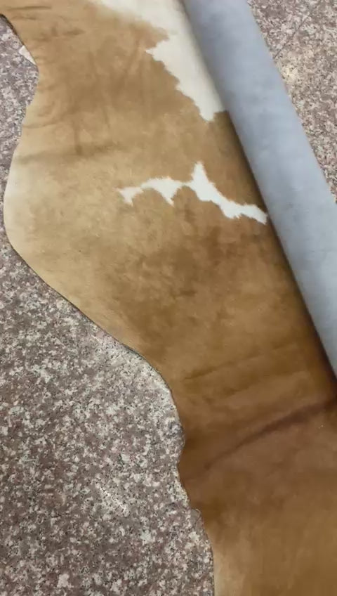 Cowaura Tanora – Tan & White Cowhide Rug